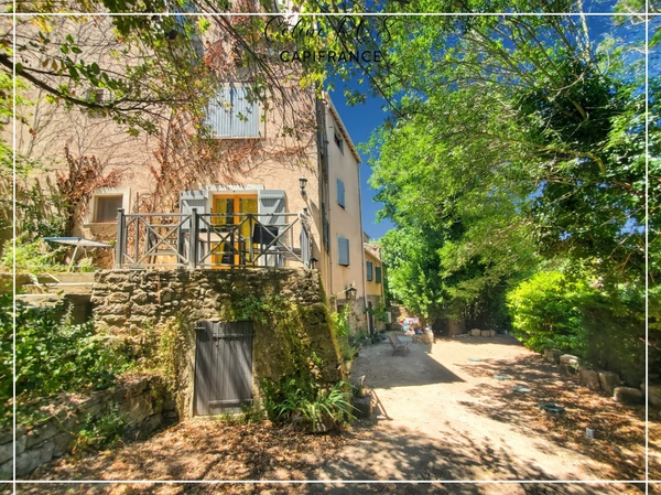 Un véritable havre de paix au cœur de la nature – 310 m² habitables avec 2 gîtes et de nombreuses dépendances 