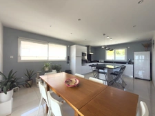 Une maison contemporaine lumineuse et aux beaux volumes au Cendre