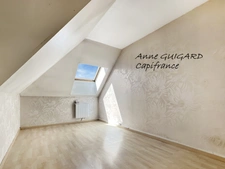 SILLINGY (74) - Maison discrètement mitoyenne de 93m² habitables + garage + terrain 415m² + 2 parkings