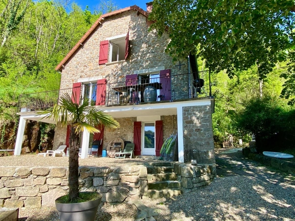 Charmante maison à vendre en bord du lac d'Éguzon, au cœur de la Vallée des Peintres. Crozant (23160)