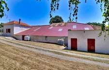 Maison de caractère, avec 312 m2 de dépendances et vue dégagée sur la campagne – À 15 min des plages