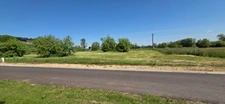 A vendre en exclusivité, proche de la Belgique et du Luxembourg, un terrain à bâtir viabilisé de 1548 m² !