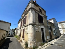 Maison à rénover + terrain non attenant bord de touvre. RUELLE SUR TOUVRE (16)