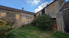 A vendre maison à rénover avec dépendances, garage et grange. SANTIGNY (89)