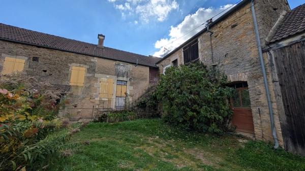 A vendre maison à rénover avec dépendances, garage et grange. SANTIGNY (89)
