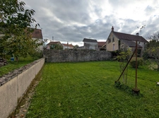 A vendre maison à rénover avec dépendances, garage et grange. SANTIGNY (89)
