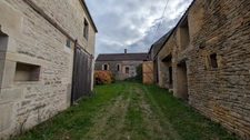 A vendre maison à rénover avec dépendances, garage et grange. SANTIGNY (89)