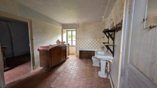 A vendre maison à rénover avec dépendances, garage et grange. SANTIGNY (89)