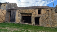 A vendre maison à rénover avec dépendances, garage et grange. SANTIGNY (89)