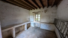 A vendre maison à rénover avec dépendances, garage et grange. SANTIGNY (89)