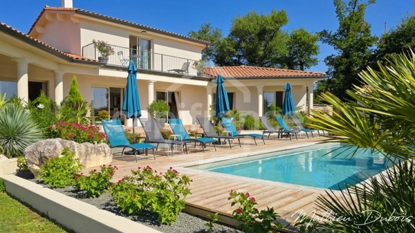 Villa d'architecte avec maison d'amis, piscine et 1,2 hectare au cœur du Périgord Vert