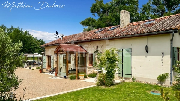 Grange en pierre rénovée avec piscine, 4 chambres, au cœur de la nature en Dordogne