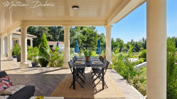 Villa d'architecte avec maison d'amis, piscine et 1,2 hectare au cœur du Périgord Vert