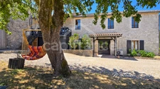 Maison en pierre rénovée avec vue sur les vignes, au cœur d’un village de caractère