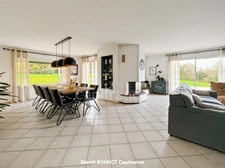 Piscine chauffée, terrain de 2 261 m², vue dominante et rénovation complète en 2024 : découvrez cette superbe maison familiale située dans l'un des secteurs résidentiels les plus recherchés de Quimper