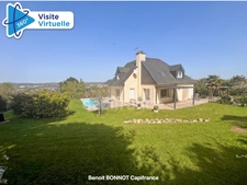 Piscine chauffée, terrain de 2 261 m², vue dominante et rénovation complète en 2024 : découvrez cette superbe maison familiale située dans l'un des secteurs résidentiels les plus recherchés de Quimper