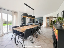 Piscine chauffée, terrain de 2 261 m², vue dominante et rénovation complète en 2024 : découvrez cette superbe maison familiale située dans l'un des secteurs résidentiels les plus recherchés de Quimper