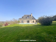 Piscine chauffée, terrain de 2 261 m², vue dominante et rénovation complète en 2024 : découvrez cette superbe maison familiale située dans l'un des secteurs résidentiels les plus recherchés de Quimper