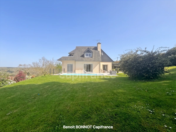 Piscine chauffée, terrain de 2 261 m², vue dominante et rénovation complète en 2024 : découvrez cette superbe maison familiale située dans l'un des secteurs résidentiels les plus recherchés de Quimper