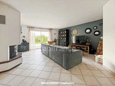 Piscine chauffée, terrain de 2 261 m², vue dominante et rénovation complète en 2024 : découvrez cette superbe maison familiale située dans l'un des secteurs résidentiels les plus recherchés de Quimper