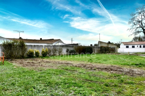 Dpt Charente Maritime (17), à vendre, VERINES, Terrain à bâtir, de 296 m2, diffus, hors lotissement, libre de tous constructeurs. 