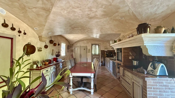 Propriété à vendre entre Peynier et Trets sur plus d'un hectare, maison principale environ 225 m2