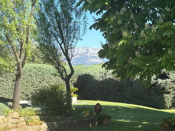 A vendre région Aix-en-Provence Sud Maison véritable mas à vendre à Trets proche Peynier vue Sainte Victoire au calme avec grand terrain