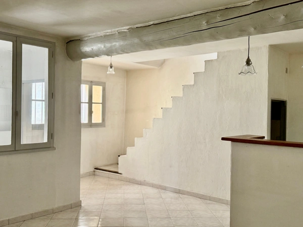 Maison de village 2 niveaux – Hameau calme Aix-en-Provence – Charme + Potentiel