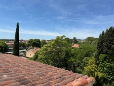   T2 Duplex dernier étage 57m² + terrasses – Vues toits & Thermes – Aix Centre