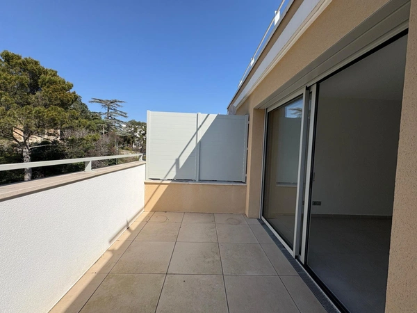 T3 Dernier étage 60m² – Terrasse plein sud – Ascenseur + Parking – Aix Bellegarde