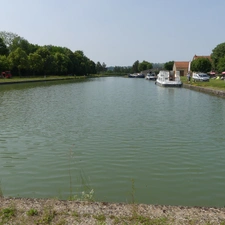 Pont Royal, canal, maison 6 chambres, sur terrain 1800m2.