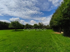 À Échauffour (61370), découvrez cette spacieuse maison familiale de 135 m², offrant 4 chambres, un vaste jardin paysagé de 7 490 m², une grande terrasse, au cœur d’un environnement calme et verdoyant