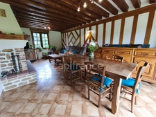 À Échauffour (61370), découvrez cette spacieuse maison familiale de 135 m², offrant 4 chambres, un vaste jardin paysagé de 7 490 m², une grande terrasse, au cœur d’un environnement calme et verdoyant