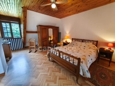 À Échauffour (61370), découvrez cette spacieuse maison familiale de 135 m², offrant 4 chambres, un vaste jardin paysagé de 7 490 m², une grande terrasse, au cœur d’un environnement calme et verdoyant