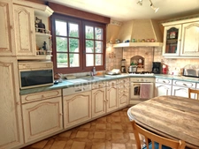 À Échauffour (61370), découvrez cette spacieuse maison familiale de 135 m², offrant 4 chambres, un vaste jardin paysagé de 7 490 m², une grande terrasse, au cœur d’un environnement calme et verdoyant