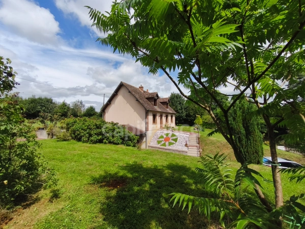 À Échauffour (61370), découvrez cette spacieuse maison familiale de 135 m², offrant 4 chambres, un vaste jardin paysagé de 7 490 m², une grande terrasse, au cœur d’un environnement calme et verdoyant