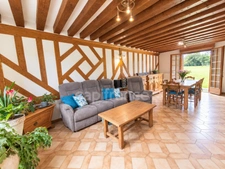 À Échauffour (61370), découvrez cette spacieuse maison familiale de 135 m², offrant 4 chambres, un vaste jardin paysagé de 7 490 m², une grande terrasse, au cœur d’un environnement calme et verdoyant