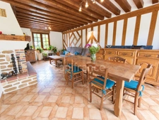 À Échauffour (61370), découvrez cette spacieuse maison familiale de 135 m², offrant 4 chambres, un vaste jardin paysagé de 7 490 m², une grande terrasse, au cœur d’un environnement calme et verdoyant