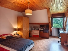 À Échauffour (61370), découvrez cette spacieuse maison familiale de 135 m², offrant 4 chambres, un vaste jardin paysagé de 7 490 m², une grande terrasse, au cœur d’un environnement calme et verdoyant