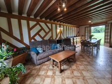À Échauffour (61370), découvrez cette spacieuse maison familiale de 135 m², offrant 4 chambres, un vaste jardin paysagé de 7 490 m², une grande terrasse, au cœur d’un environnement calme et verdoyant
