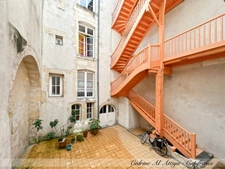 LA ROCHELLE, centre historique, STUDIO MEUBLÉ et rénové de 16m2, 1er étage, local à vélos