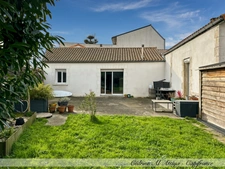 Maison à vendre à La Rochelle, 135 m² de plain-pied, avec jardin, garage et cave.
