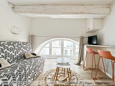 LA ROCHELLE, centre historique, STUDIO MEUBLÉ et rénové de 16m2, 1er étage, local à vélos