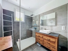 Maison de 165m2 entièrement rénovée avec jardin, garage