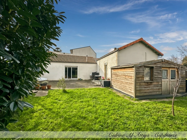 Maison à vendre à La Rochelle, 135 m² de plain-pied, avec jardin, garage et cave.