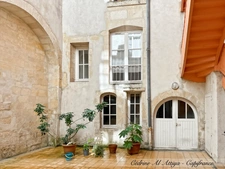 LA ROCHELLE, centre historique, STUDIO MEUBLÉ et rénové de 16m2, 1er étage, local à vélos