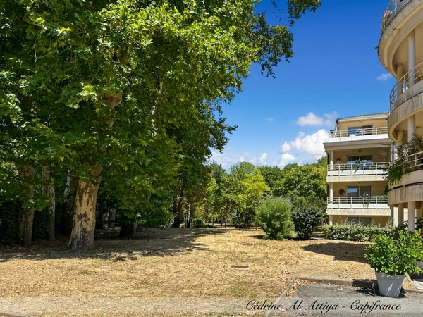 Appartement à vendre 2 pièces de 35m2 au 1er étage avec ascenseur, loggia, parking et local à vélos