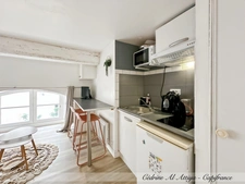 LA ROCHELLE, centre historique, STUDIO MEUBLÉ et rénové de 16m2, 1er étage, local à vélos