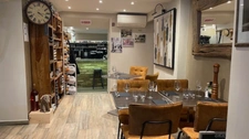 Dpt  (83), à vendre Restaurant Murs et Fonds de commerce au coeur d'un village du Var Pays de Fayence 