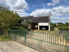 LES ROSIERS SUR LOIRE, Maison en pierre à rénover de 84m²/120m² développables avec dépendances et jardin.